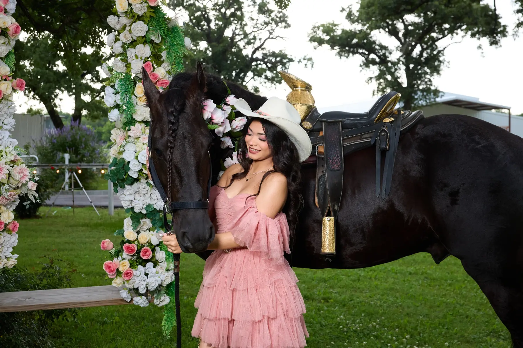 Jordanka entre flores junto a su caballo