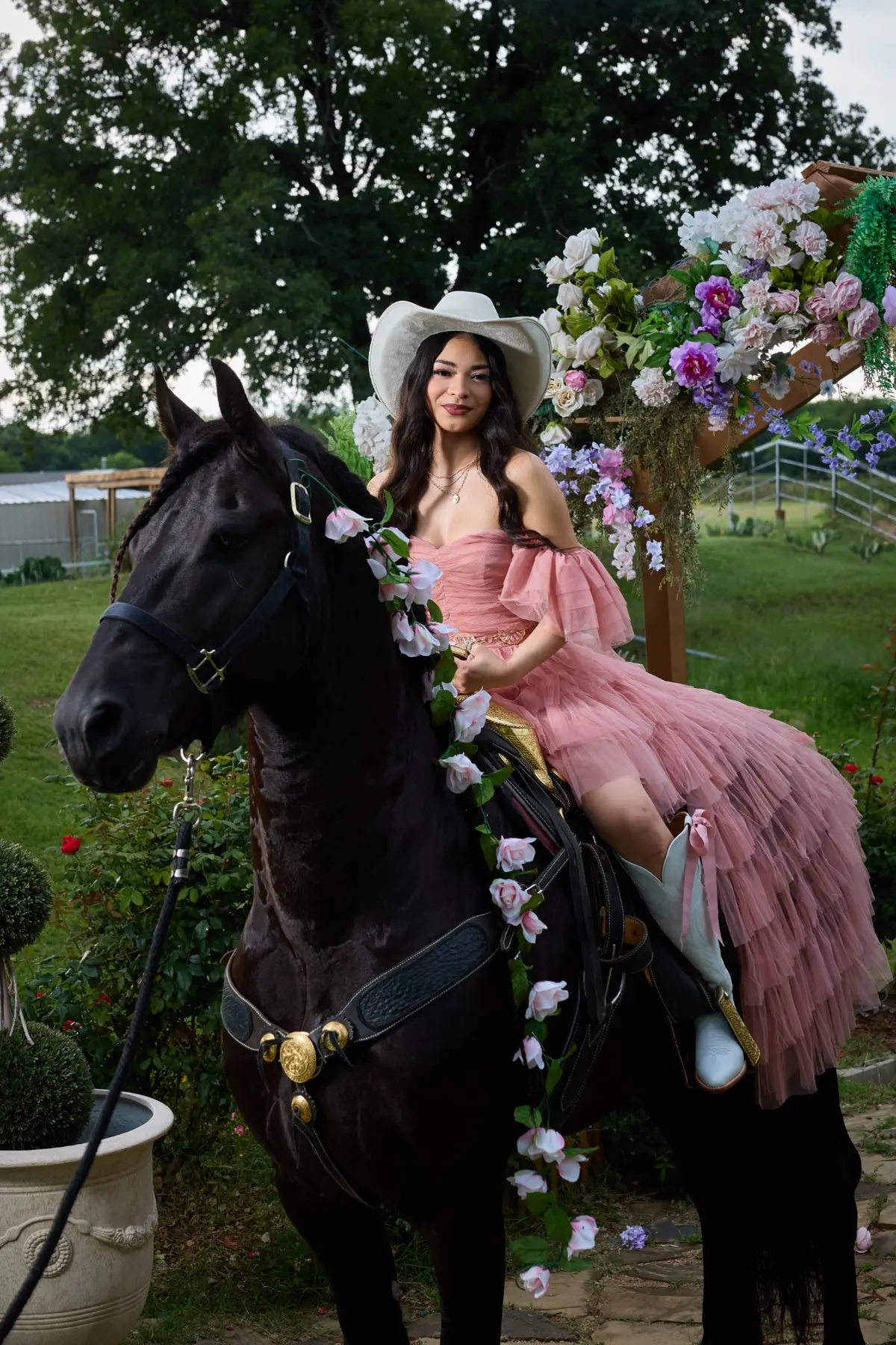 Jordanka junto a su caballo adornado con flores
